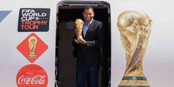 کاپ جام جهانی به همراه ستاره برزیلی به عمان رسید+عکس