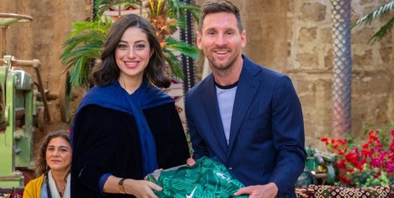 هدیه فدراسیون عربستان به مسی توسط بانوی فوتبالیست+عکس