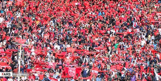حاشیه بازی تراکتور و پرسپولیس| پرسپولیسی ها زمین را ترک کردند/فرار داور و بازیکنان از دست تماشاگران