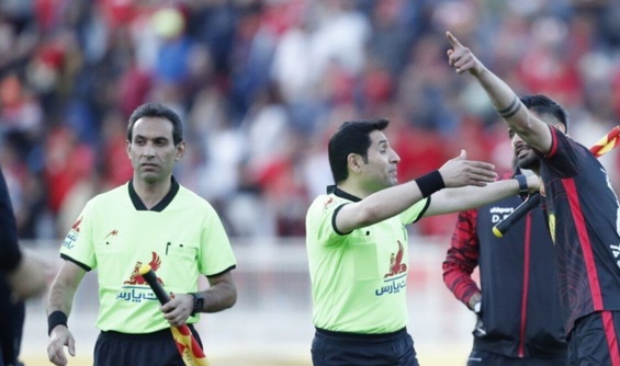 دلیل اخراج مدافع پرسپولیس در تبریز چه بود؟