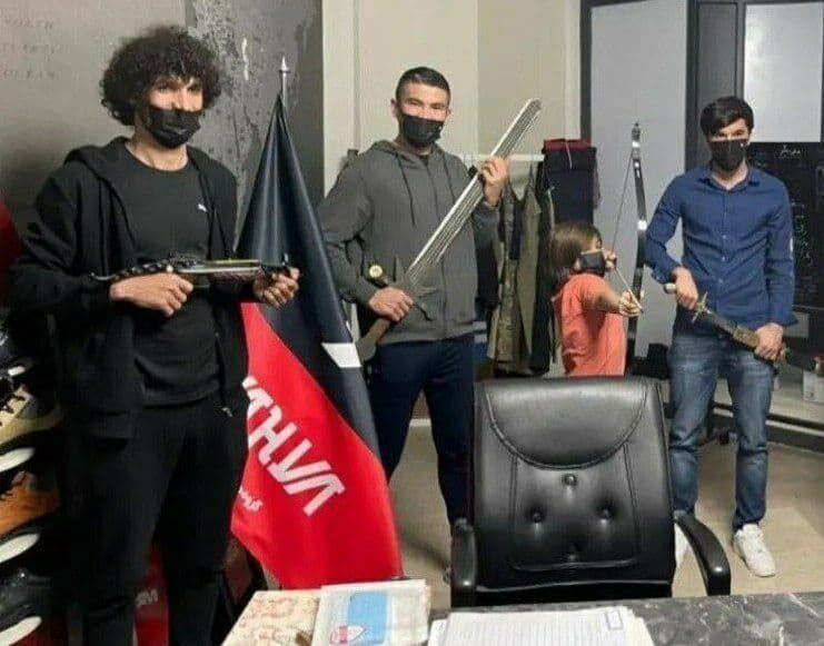 عکس| تصویر عجیب از ۳بازیکن خارجی پرسپولیس با سلاح های سرد 