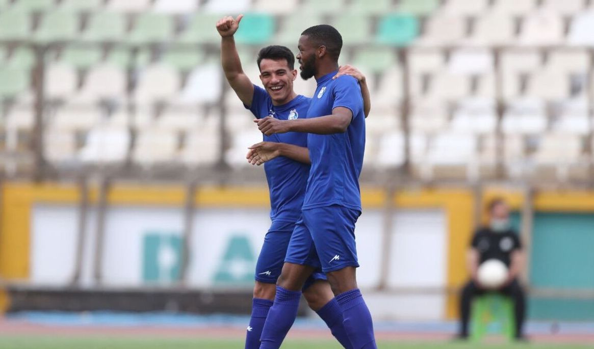 دلجویی ستاره جوان استقلال از کوین یامگا+عکس دلجویی ستاره جوان استقلال از کوین یامگا+عکس