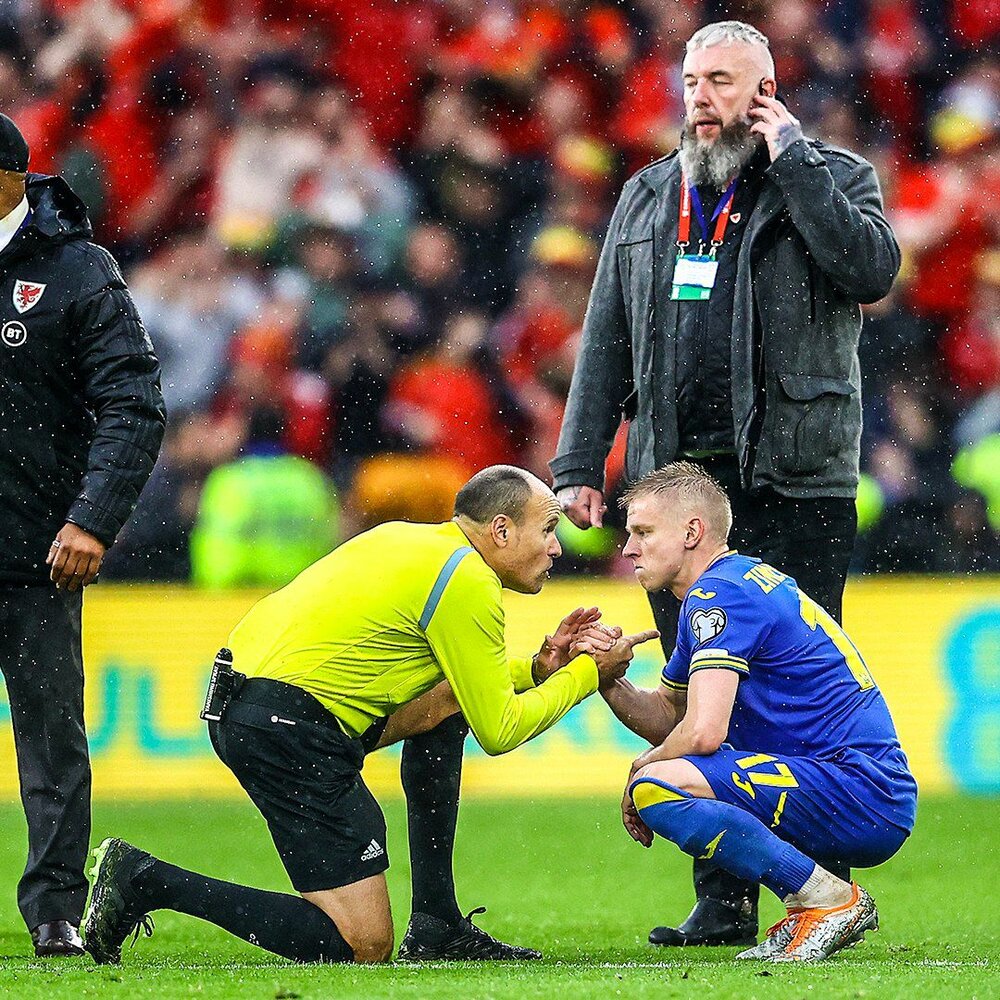 دلداری داور به بازیکن ناکام پلی&zwnj;آف جام جهانی/عکس