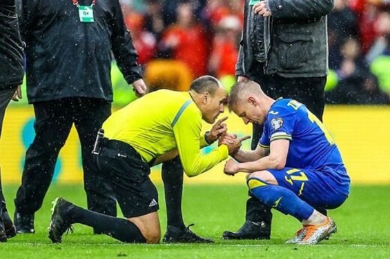 دلداری داور به بازیکن ناکام پلی‌آف جام جهانی+عکس