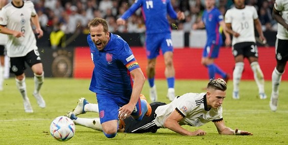 انتقادات از داور بازی انگلیس و آلمان/ پنالتی حریف ایران اشتباه بود؟