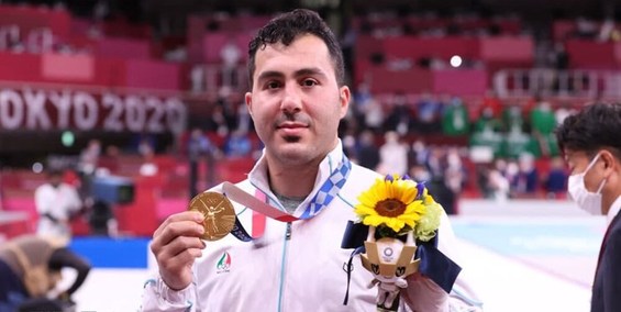 گنج ایران دستکش های خود را به شهریار فوتبال هدیه کرد+عکس