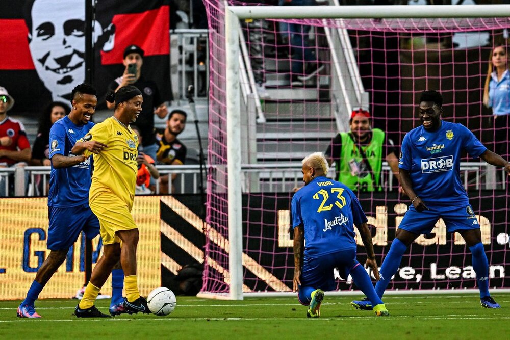 وقتی رونالدینیو پا به توپ می&zwnj;شود همه می&zwnj;خندند!