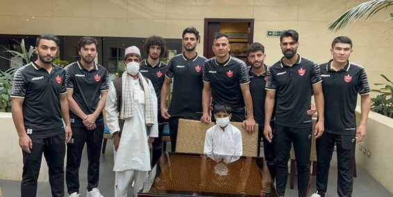 عکس یادگاری پرسپولیسی‌ها با 2 هوادار وفادار سیستان و بلوچستان+ تصاویر