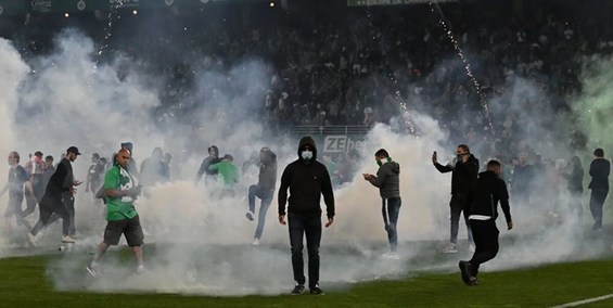 فاجعه‌ای دیگر در فوتبال اروپا / حمله هواداران به بازیکنان خودی پس از سقوط +تصاویر