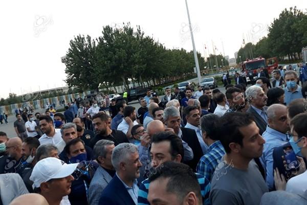 پیشکسوتان استقلال تصمیم به ترک ورزشگاه گرفتند/عکس