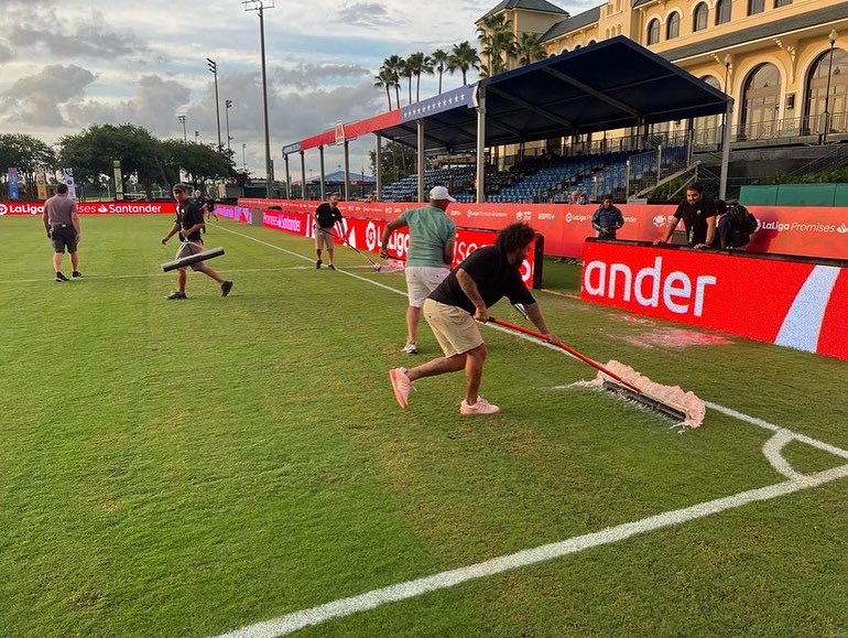 حرکت بی&zwnj;سابقه اسطوره؛ تی کشیدن زمین مسابقه!/عکس