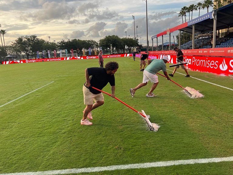 حرکت بی&zwnj;سابقه اسطوره؛ تی کشیدن زمین مسابقه!/عکس