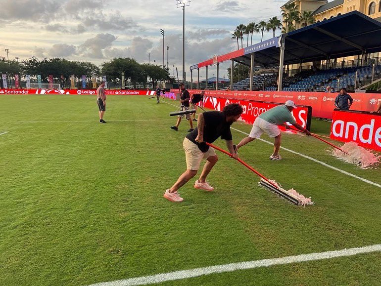 حرکت بی&zwnj;سابقه اسطوره؛ تی کشیدن زمین مسابقه!/عکس