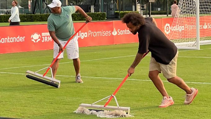 حرکت بی&zwnj;سابقه اسطوره؛ تی کشیدن زمین مسابقه!/عکس