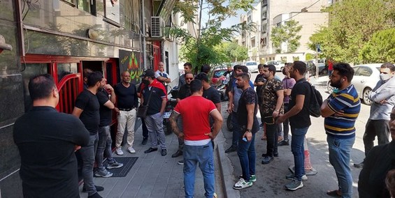 تجمع هواداران پرسپولیس مقابل باشگاه و شعار علیه درویش/جدال لفظی با پیشکسوت سرخ ها + عکس