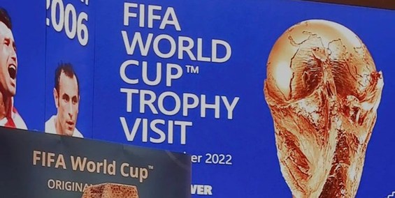 مراسم رونمایی از کاپ جام جهانی 2022 | خوش و بش گرم تاج با اسکوچیچ/ عصبانیت نماینده فیفا به دلیل ازدحام برای عکس یادگاری