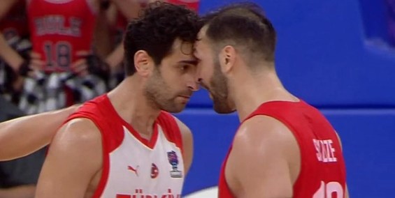 حواشی عجیب بازی گرجستان - ترکیه در یورو/ از گُم شدن زمان بازی تا سه اخراجی و کتک‌کاری+عکس