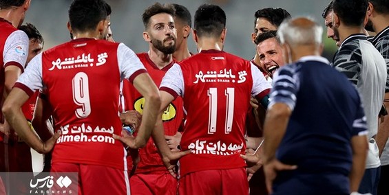 حاشیه دیدار هوادار و پرسپولیس| اقدام عجیب یک گزارشگر و واکنش بازیکنان پرسپولیس/ ایراد ناظر به سکوی ورزشگاه