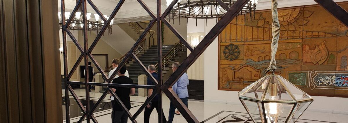 لحظه&zwnj;های جهنمی اسکوچیچ؛ از لابی هتل تا کافی شاپ+عکس