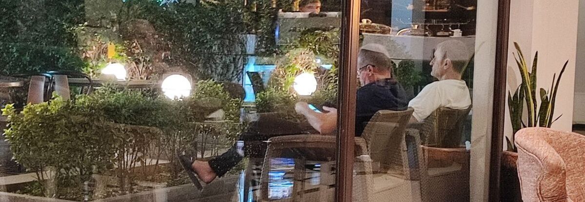 لحظه&zwnj;های جهنمی اسکوچیچ؛ از لابی هتل تا کافی شاپ+عکس