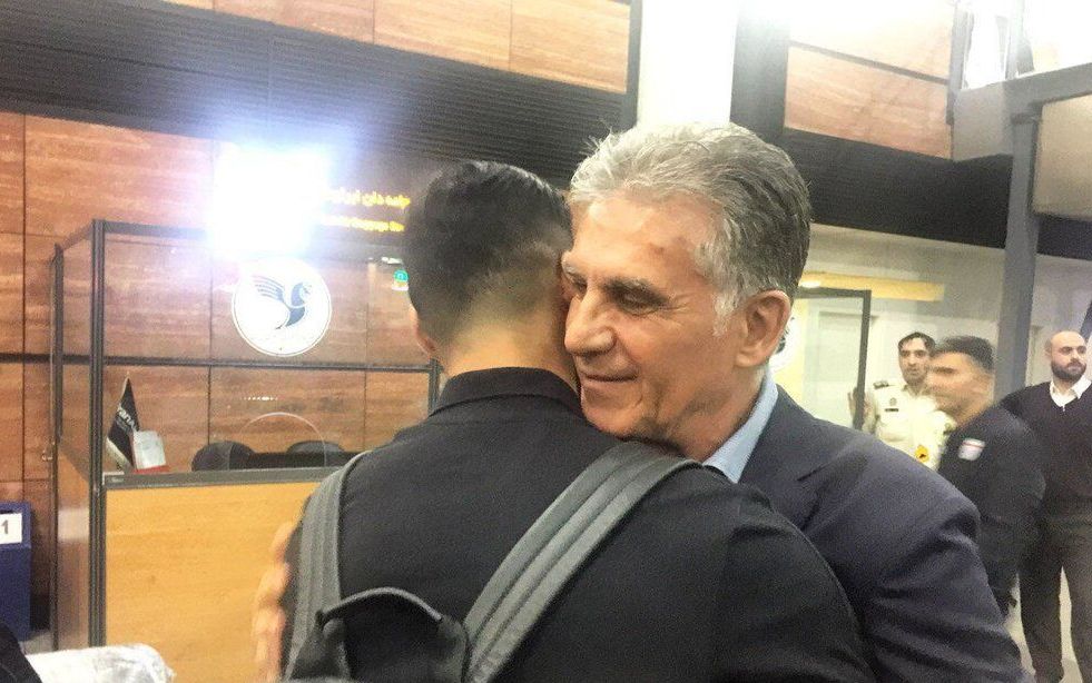 لحظه‌های احساسی کی‌روش و شاگردانش با چشمان گریان+عکس