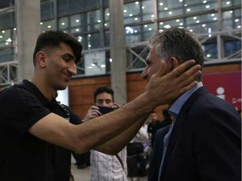 لحظه‌های احساسی کی‌روش و شاگردانش با چشمان گریان+عکس