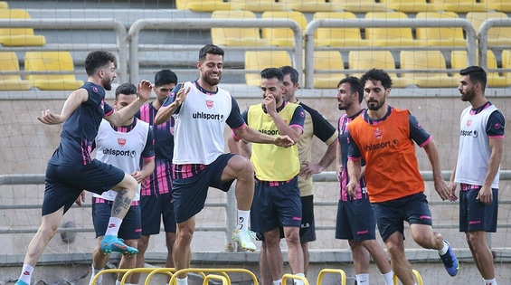پورعلی گنجی در تمرین پرسپولیس تبریک باران شد!