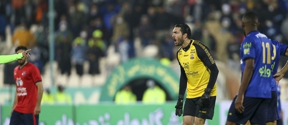 حاشیه بازی استقلال و نساجی|واکنش هواداران به رنگ پیراهن حقیقی/ عصبانیت ساپینتو و شعار علیه داور+عکس