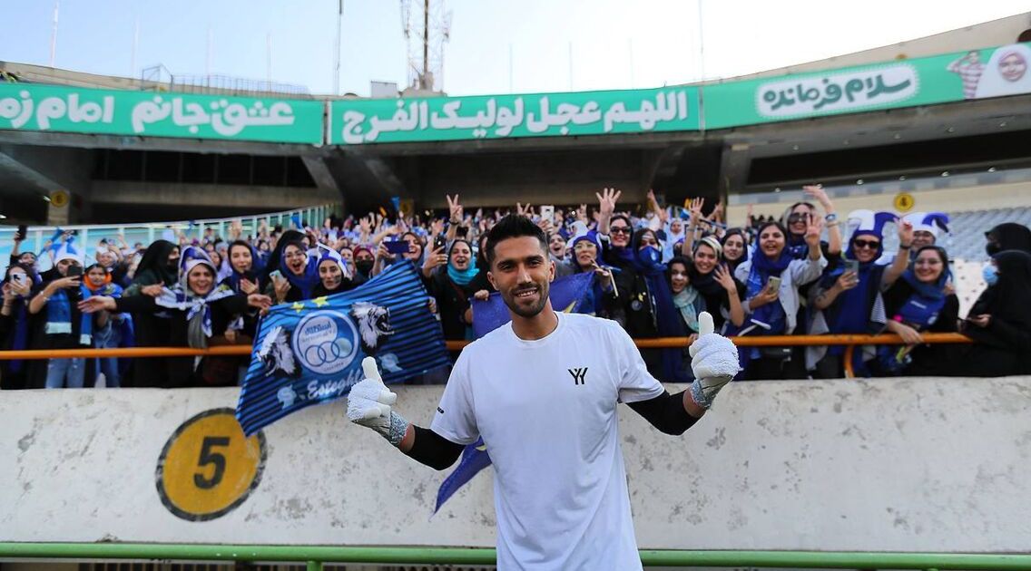 عکس یادگاری کاپیتان با دختران استقلالی+عکس