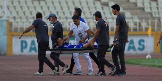 حاشیه بازی هوادار و نفت آبادان| انتقال یک بازیکن به بیمارستان/ عضو فدراسیون فوتبال قهر کرد