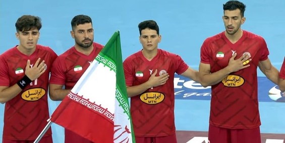 اقدام ارزشمند کادر پزشکی تیم ایران برای نجات بازیکن عربستانی