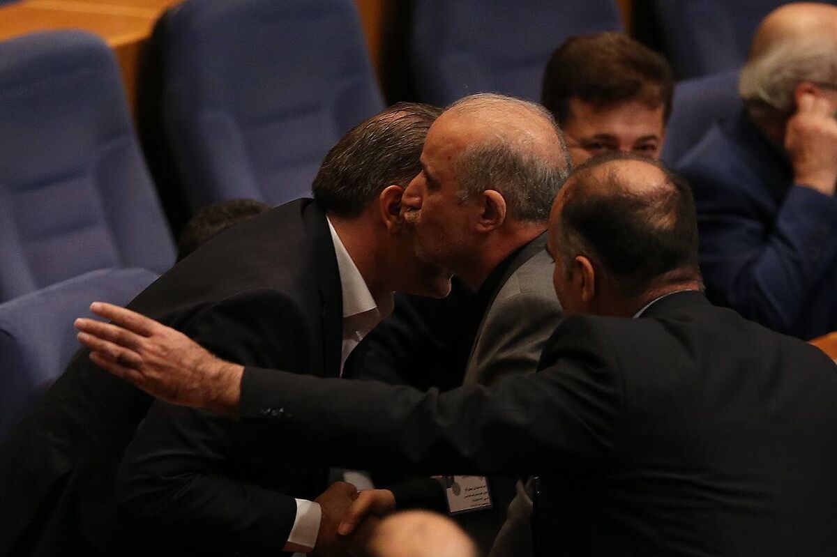 بوسه دیدنی تاج بر گونه میرشاد ماجدی!/عکس