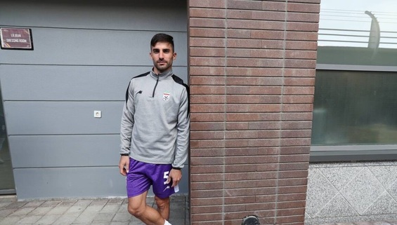 هم تیمی گزینه پرسپولیس در تیم اروپایی ماندنی است/ خبر جدایی مدافع ایرانی تکذیب شد