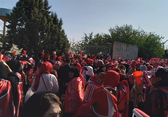 حاشیه دیدار پرسپولیس - صنعت نفت| ورود بانوان بدون بلیت به ورزشگاه!