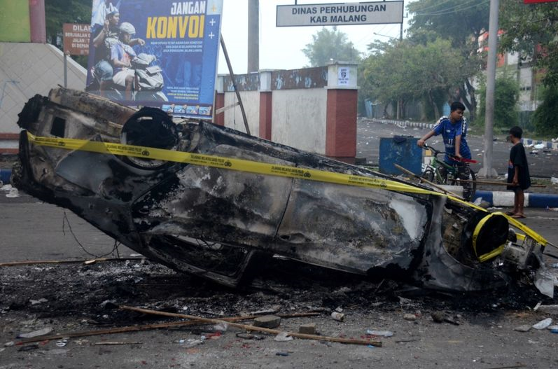 فاجعه در استادیوم فوتبال اندونزی/ ۳۰۰ نفر کشته یا زخمی شدند+ عکس فاجعه در استادیوم فوتبال اندونزی/ ۳۰۰ نفر کشته یا زخمی شدند+ عکس