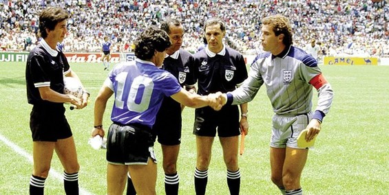 ماجرای دست بوسی مارادونا به خاطر «دست خدا»