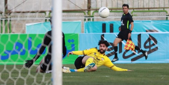 حاشیه بازی سپاهان - تراکتور| مصدومیت بازیکن سپاهان و اخراج دروازه‌بان تراکتور