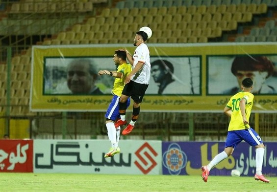 اقدام غیرحرفه‌ای باشگاه مس کرمان با استفاده از پرچم‌های هلند و برزیل برای یک بازی داخلی!