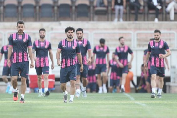ادای احترام بازیکنان پرسپولیس به درگذشتگان تاریخ باشگاه+عکس