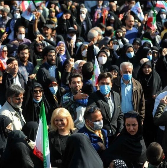 واکنش مجری زن تلویزیون به حضور خیرساز بانوی بلوند بدون حجاب در راهپیمایی ۱۳ آبان