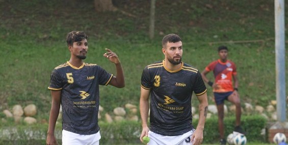 خانزاده: به پرسپولیسِ بنگلادش آمدم!/ فوتبالیست را به چشم بَرده نگاه می‌کنند