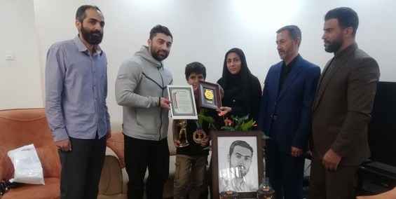اهدای مدال جهانی پرورش اندام به خانواده شهید علی وردی+ عکس