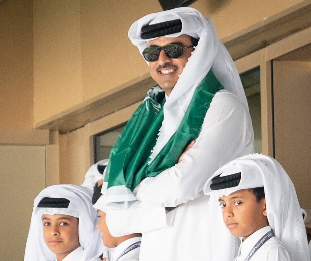 عکس | پرچم عربستان روی شانه امیر قطر!