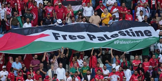 حمایت تماشاگر انگلیسی از فلسطین خبرنگار صهیونیست را شوکه کرد