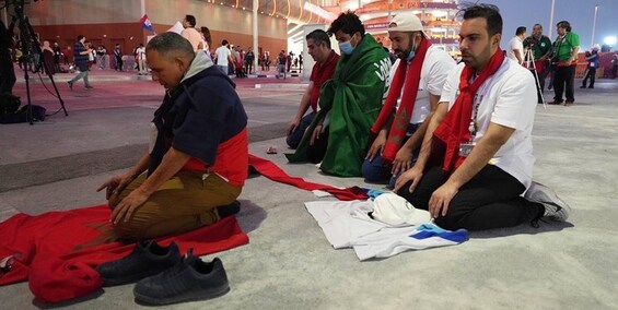 اقامه نماز پیش از دیدار رده‌بندی جام جهانی +عکس