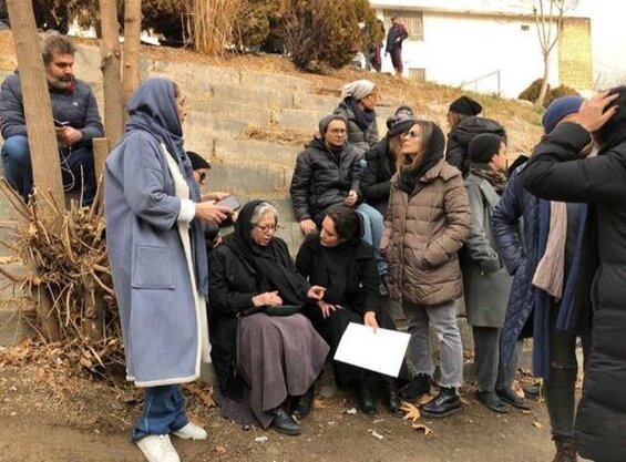 تصویر حضور برخی از سینماگران مقابل زندان اوین برای پیگیری وضعیت ترانه علیدوستی