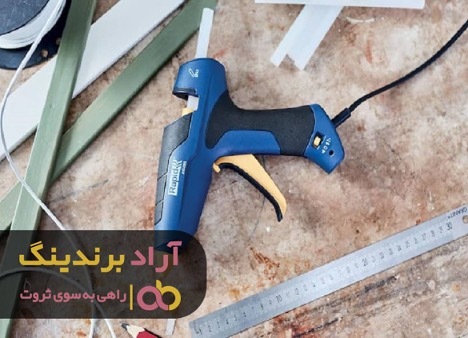 ثروت مانند چسب به زندگی من چسبیده است ثروت مانند چسب به زندگی من چسبیده است