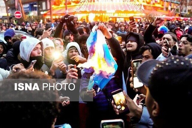 فرانسوی‌ها پیراهن مسی را آتش زدند/عکس