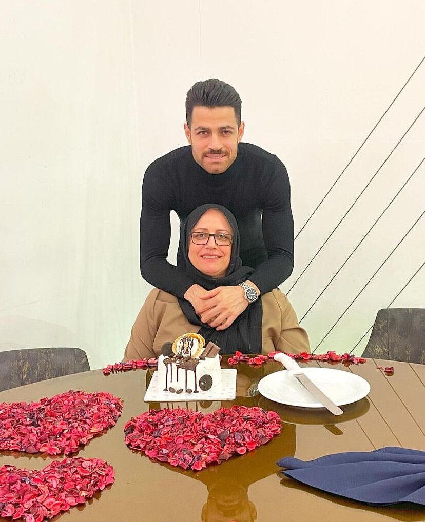 عکس‌| ستاره پرسپولیس در جشن تولد مادرش