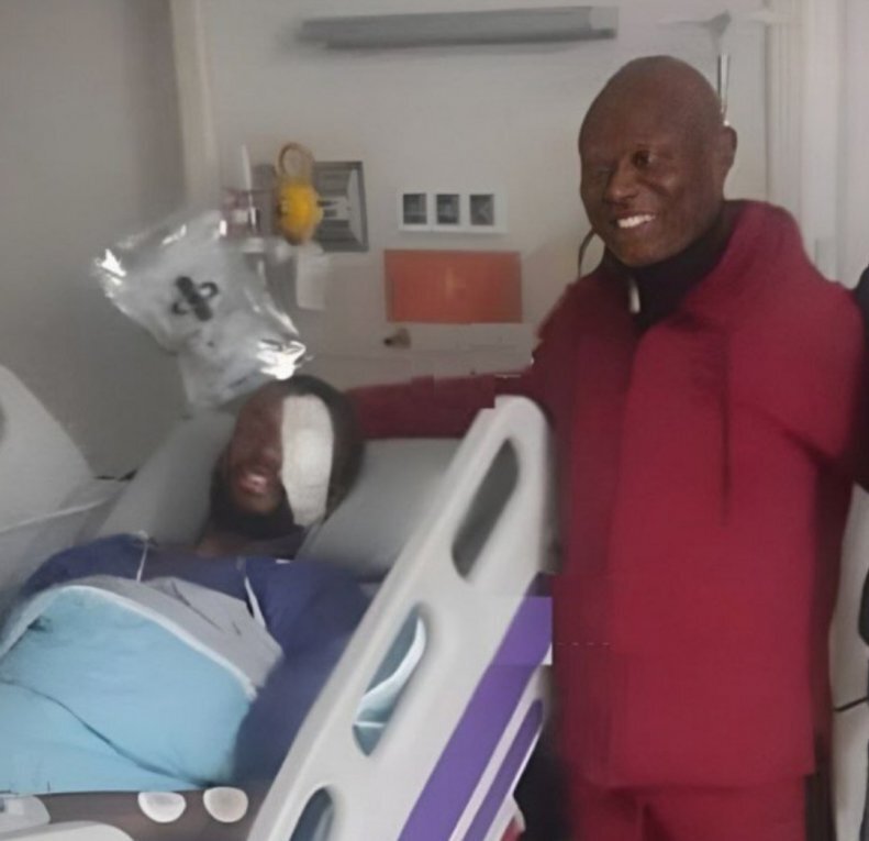 عکس‌| حضور پدر کوین یامگا بر بالین او در بیمارستان